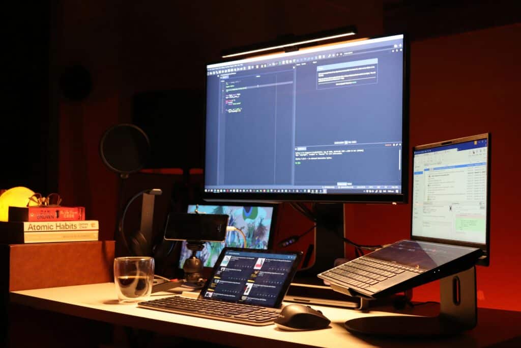 Essentiële IT-oplossingen voor kleine bedrijven: Verhoog veiligheid, productiviteit en groei met Cyberspace-IT